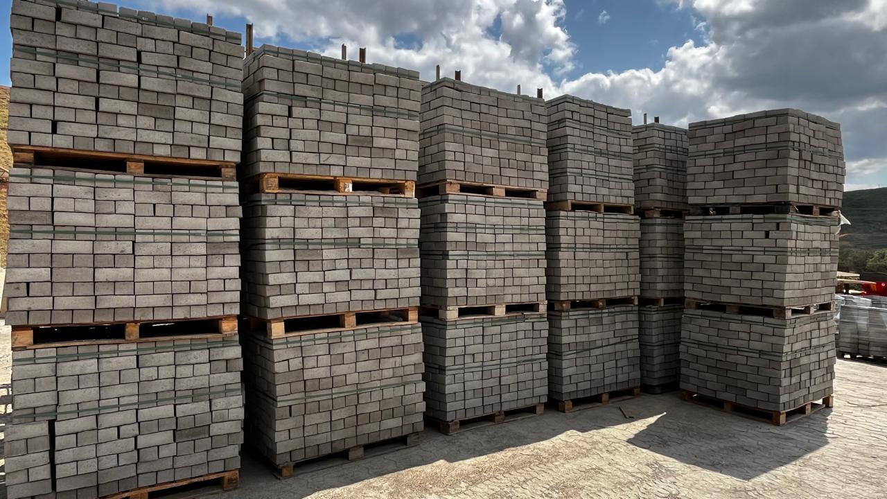 Pátio da Dois Irmãos com paletes de blocos de concreto